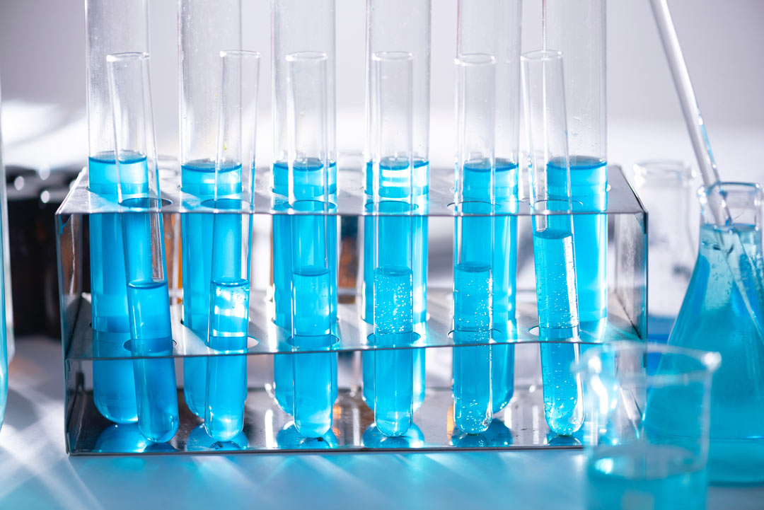 Profissional manipulando amostras em laboratório